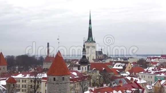 圣奥拉夫教堂尖顶的景色阴郁的三月天爱沙尼亚塔林视频的预览图