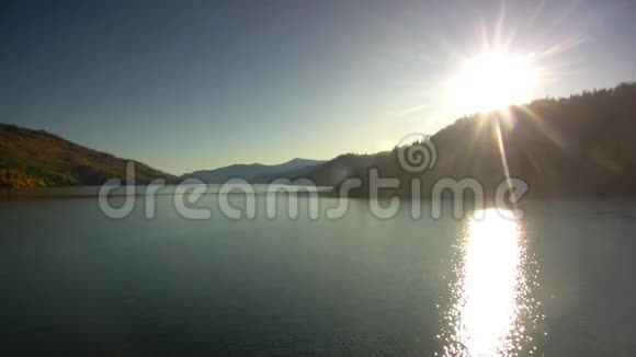 湖面上闪闪发光的太阳视频的预览图