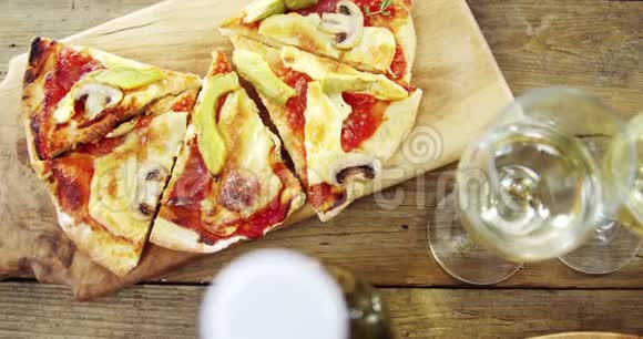 美味的披萨和一杯葡萄酒和香料视频的预览图