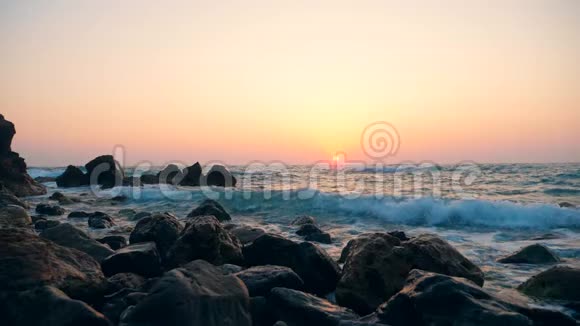 蔚蓝的大海和波浪在夕阳的背景下缓慢的运动视频的预览图