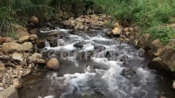 迎风岛屿上一条富含矿物的溪流视频的预览图