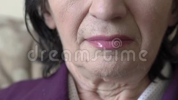 一个老女人的特写镜头慢动作视频的预览图