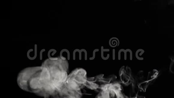 黑色背景下的香烟烟雾视频的预览图