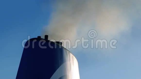 船舶漏斗与排气吸烟视频的预览图