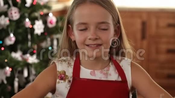 小女孩伸展圣诞饼干面团视频的预览图