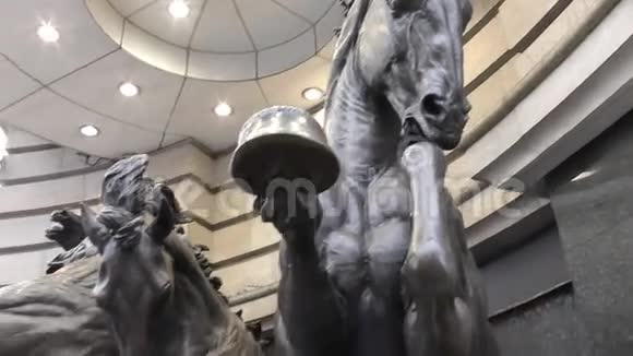 纪念碑四匹马在喷泉旁视频的预览图