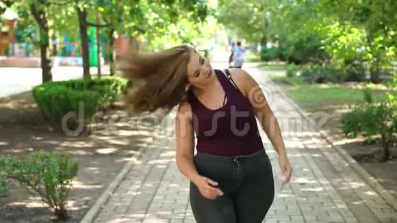 公园里一个长头发的胖女孩的肖像视频的预览图