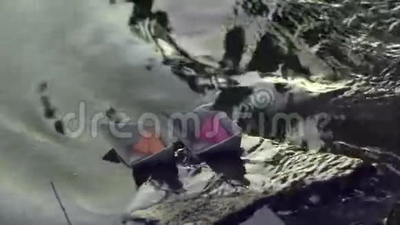 两艘纸船停泊在岸边视频的预览图