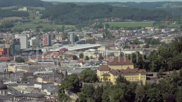 风景如画的奥地利小城市夏季有现代和古老建筑视频的预览图