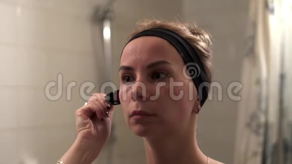 年轻女性使用中索勒治疗面部视频的预览图