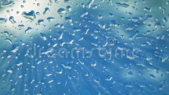 雨滴落在挡风玻璃上天空蔚蓝视频的预览图