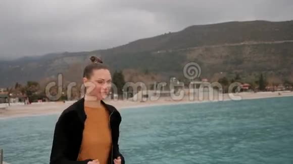 女人微笑着在山丘上的码头上奔跑视频的预览图