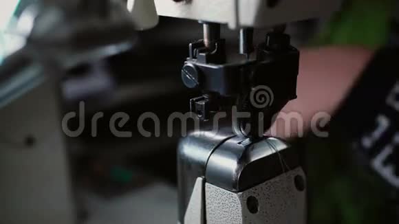 缝纫机的针缝在蓝色的纺织品上工人为制鞋缝制皮革4K视频的预览图