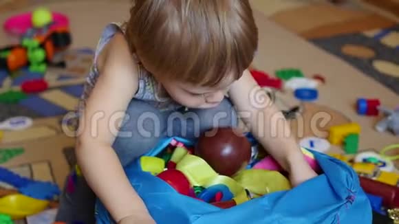 孩子从篮子里拿了一个玩具作为玩具视频的预览图