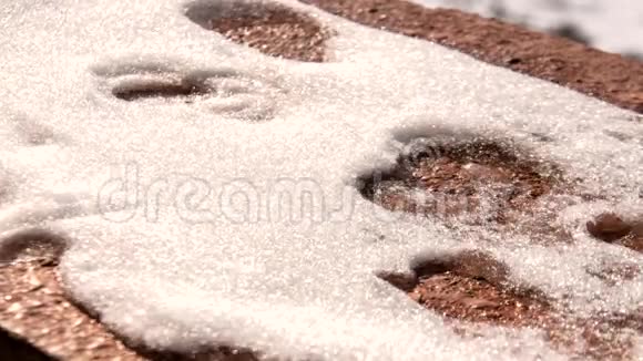 融化的雪粒变成液态水视频的预览图