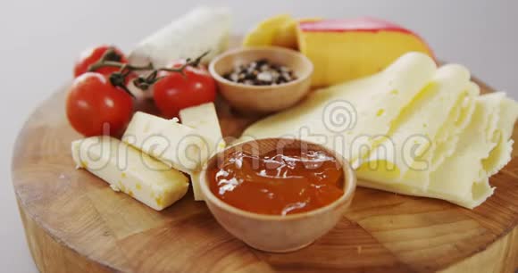 不同类型的奶酪西红柿和果酱视频的预览图
