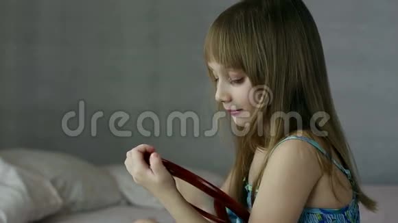 小女孩在镜子里欣赏自己视频的预览图