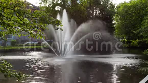 城市公园喷泉时间的推移视频的预览图