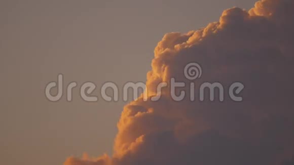 云在日落时移动视频的预览图