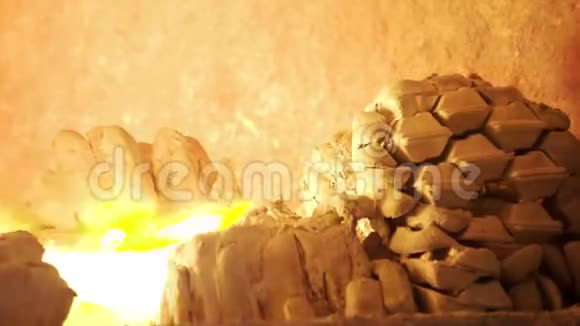 铝铸造炉装载金属红色炽热的火焰发光和液体熔化视频的预览图