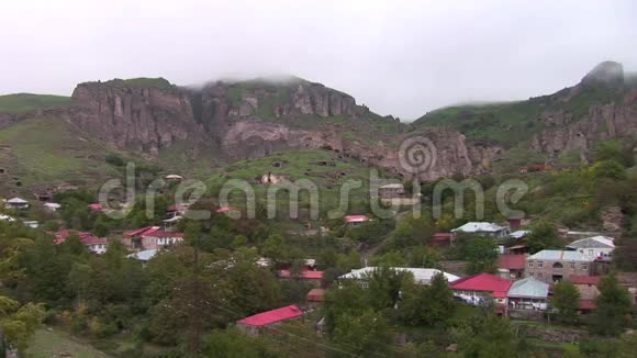 亚美尼亚斜坡上的房屋视频的预览图