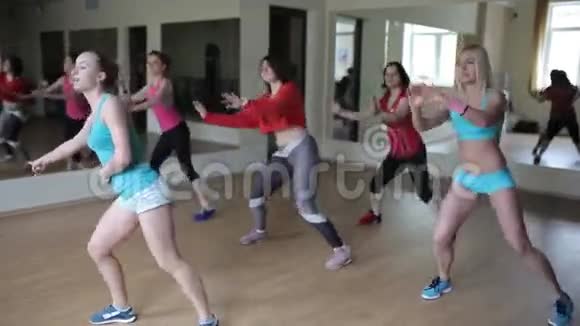 跳舞和做有氧运动的妇女团体视频的预览图