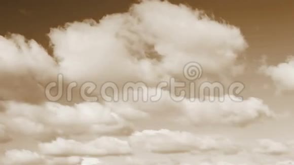 美丽的塞皮亚色调云圈视频的预览图