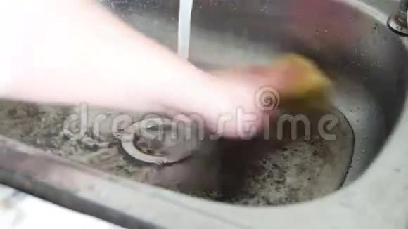 女人手拿海绵洗手池视频的预览图