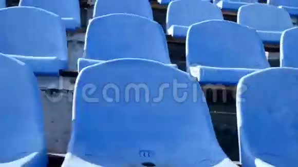 体育场蓝色塑料座椅摄像机向左滑动摘要视频的预览图