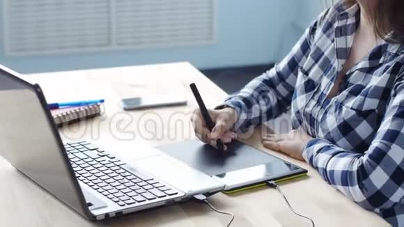 女平面设计师在电脑上用数字绘图平板电脑和笔视频的预览图