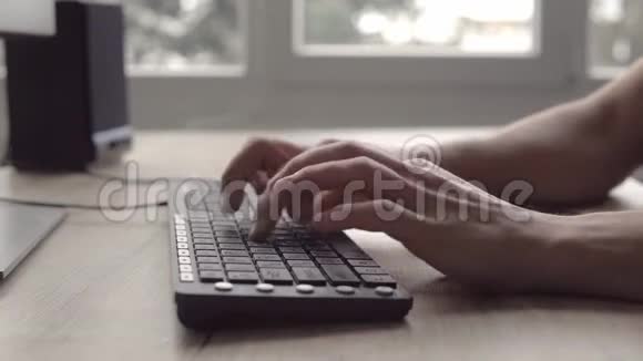 在键盘上打字人在电脑键盘上打字使用电脑键盘和鼠标打字视频的预览图