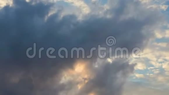 乌云笼罩下的日落时间视频的预览图