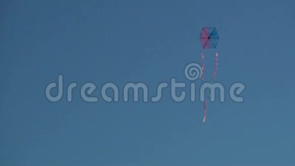 风筝在晴朗的蓝天中飞翔视频的预览图
