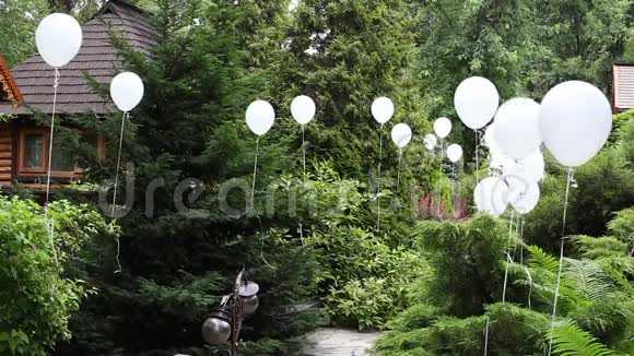以白色氦气球为装饰的绿色环保酒店公园视频的预览图