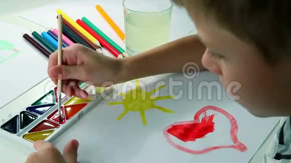 小男孩画圣徒视频的预览图