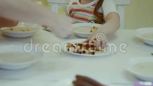 一个孩子在家吃饭视频的预览图