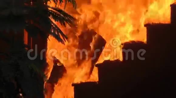 房屋火灾燃烧楼梯视频的预览图