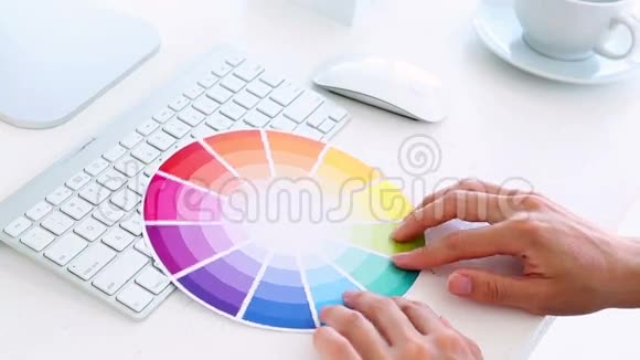 平面设计师在办公桌上使用彩色轮子视频的预览图
