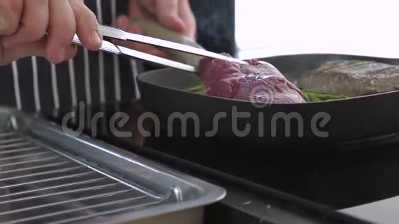 厨师烹饪新鲜牛排视频的预览图