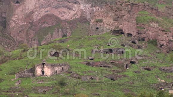 住在亚美尼亚的洞穴里视频的预览图