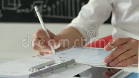 一个男人用笔触手上的特写画在一张20秒4k的平板电脑上视频的预览图