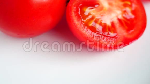 切下新鲜番茄和整个番茄视频的预览图