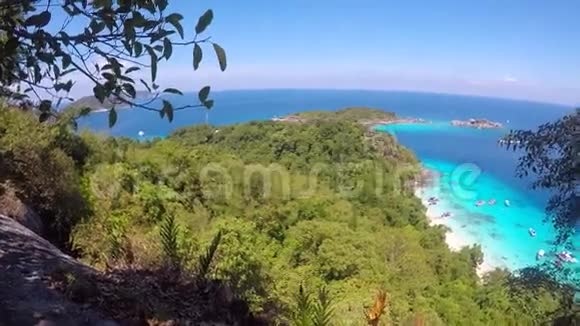从海滩上的岩石的观点充满了精品和蓝色的水与快艇泰国西米兰岛视频的预览图