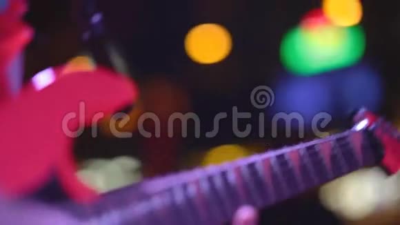 吉他手在音乐会上独奏视频的预览图