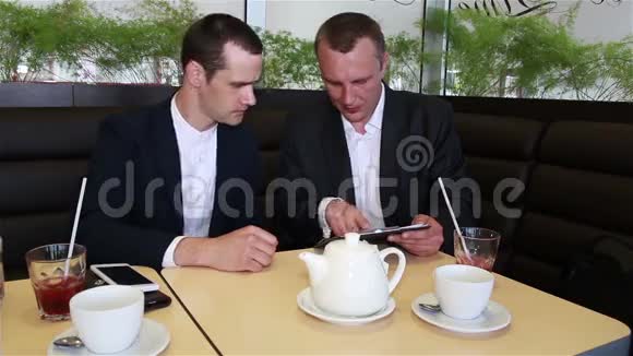 两个商人在看文件签合同视频的预览图