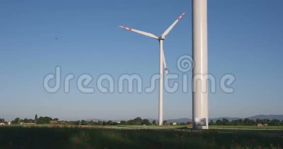 风力涡轮机在田野上视频的预览图