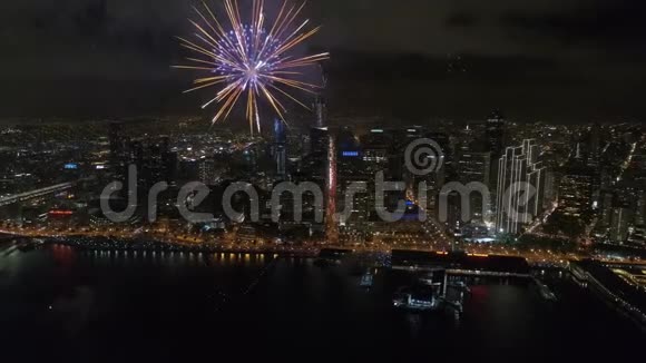 4k鸟瞰令人惊叹的彩色灯光明亮的烟花爆炸美丽的夜空旧金山视频的预览图
