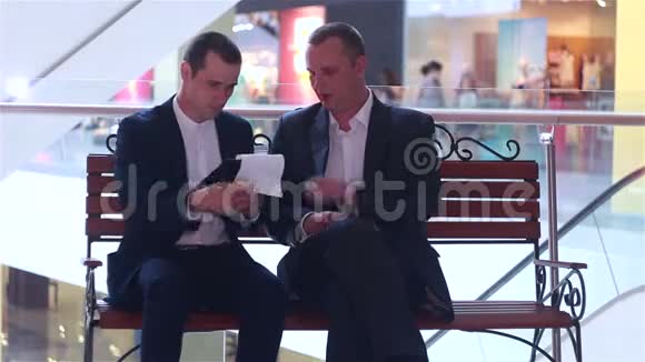 两个商人在看文件签合同视频的预览图