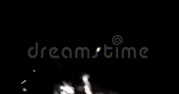 火焰火花隔离在Dlack地面上视频的预览图
