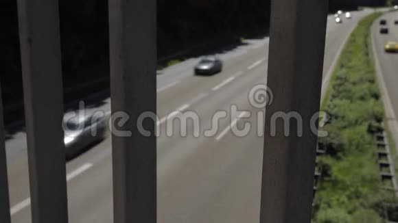 软焦高速公路交通时间推移视频的预览图